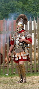 Reconstitution d'un centurion du premier siècle en position d'attente.