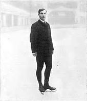 Un homme debout sur la glace avec des patins au pied