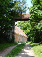 Porche à bâtière de l'ancienne ferme du moulin des Prémontrés à Mouriez - 1770.