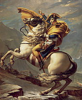  Napoléon de profil sur un cheval cabré, le bras tendu. En arrière plan, des soldats gravissent une montagne.