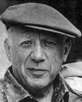 Photographie en noir et blanc de Pablo Picasso montrant un homme d’âge mûr aux cheveux courts portant une casquette inclinée vers l’oreille droite.