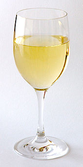 Photographie montrant un verre à dégustation de vin blanc