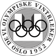 L'emblème est l'hôtel de ville d'Oslo avec les anneaux olympiques et la phrase Les 6e Jeux olympiques d'hiver Oslo 1952.