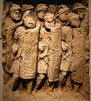 Un groupe de légionnaires sculptés.