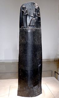 La stèle du code de Hammurabi, faces avant (à gauche) et arrière (à droite).