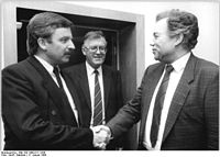 Bundesarchiv Bild 183-1990-0111-036, Berlin, Gespräch Emons, Jürgen W. Möllemann.jpg