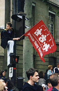 Un militant socialiste agite le drapeau d'Ecosy lors d'une manifestation à Paris en 2000