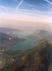 Vue aérienne du lac d'Annecy depuis le sud-est.