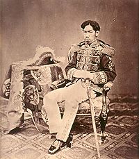 L'empereur Meiji en tenue militaire. Photographie de Kuichi Uchida de 1873.