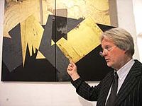Yves Lagraulet devant l'une de ses oeuvres.jpg