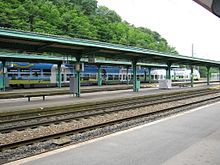 L'intérieur de la gare avec les voies et quais