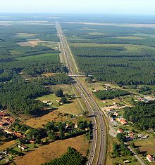 Photographie aérienne de la route nationale 10 dans le département des Landes