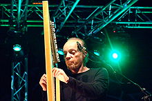Photographie montrant le chanteur et musicien Alan Stivell, jouant de la harpe celtique.