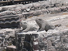 Deux crapauds stylisés, sculptés dans de la pierre grise