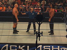 Jim Korderas arbitrant un combat de The Great Khali contre Big Show.