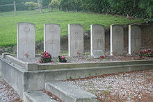 photographie représentant les six tombes des militaires britannique morts dans le nuit du 5 au 6 juin 1944