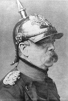 Otto von Bismarck en uniforme de cuirassier après son serment en 1880. A l'occasion il apparaît ainsi vêtu en public et même au parlement.