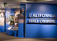 Photographie de la partie du California Hall of Fame réservée à Clint Eastwood, on y voit des photographies le représentant ou des objets caractéristiques de ces derniers