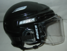 Photo d'un casque de hockey noir avec une visière.
