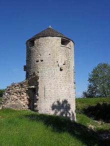 Une des quatre tours du château de Villaines-en-Duesmois