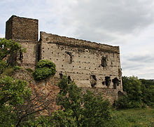 vue d'Ouest du principal corps de bâtiment (donjon et corps de logis) du Château des archevêque de Seyssuel