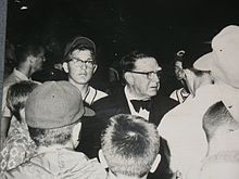 Photo en noir et blanc de Branch Rickey en costume au milieu d'une foule