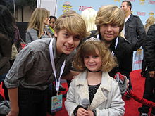 Accéder aux informations sur cette image nommée Dylan and Cole Sprouse with Piper.jpg.