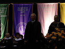 Clint Eastwood portant le costume de docteur de l'Université du Pacifique, en train de recevoir son prix
