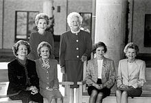Photo en noir et blanc de six Premières dames des États-Unis.