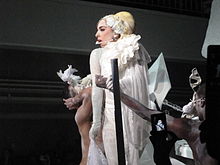 Lady Gaga interprètant Alejandro au GagaKoh à Tokyo, au Japon.