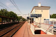 À gauche : voie 2 vers Juvisy/Paris ; à droite : voie 1 vers Corbeil. Les entrées du passage souterrain permettant le passage d'un quai et d'une entrée à l'autre