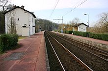 Les quais de la gare. À gauche, la voie 2 en direction de Corbeil-Essonnes. À droite, la voie 1 en direction de Melun.