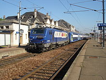 Une BB 27300 tractant une rame réversible de type VB 2N en gare de Dreux.
