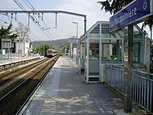 Train quittant la gare et se dirigeant vers Aéroport Charles-de-Gaulle 2 TGV.