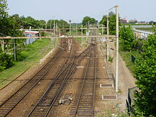 Bifurcation entre les voies vers Persan - Beaumont, à gauche, et la voie vers Luzarches, à droite, depuis le pont routier de la D 301 au nord-est de la gare.