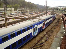 Une rame réversible de type VB 2N étant tractée par une BB 27300 en gare de Versailles-Chantiers.