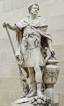 Statue d'Hannibal debout, le regard au loin, s'appuyant sur une enseigne romaine retournée, les pieds sur un aigle romain.