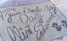 Photographies des empreintes de Clint Eastwood sur l'Hollywood Boulevard, avec sa signature et la phrase « Go ahead, you made my day »