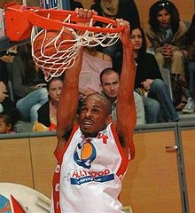 Stanley Jackson (joueur de 2000 à 2005 à l'Elan Chalon) au dunk lors d'un match de Pro A
