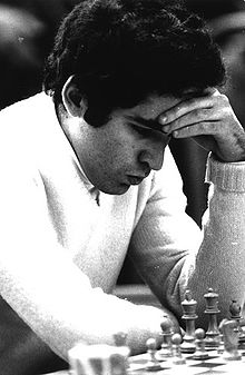photographie de Kasparov devant un échiquier en 1983