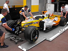 Les mécaniciens de l'écurie Renault F1 Team déchargeant la monoplace du camion-atelier dans les stands de Monaco