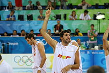 Alex Mumbru, levant la main au premier plan, et Rudy Fernandez, au second plan, lors des jeux de Pékin