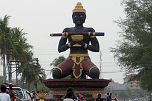  Statue de Dambang Kranhoung à l’entrée de la ville de Battambang.