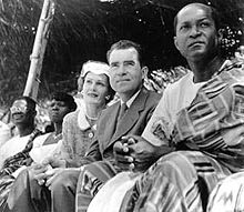 Richard et Pat Nixon assis entre trois Ghanéens pendant leur visite d'État de 1957.