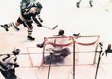 Photographie d'un match de hockey avec Orr au centre de la photographie