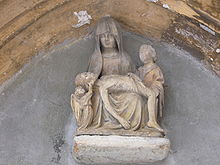 Pietà au-dessus du portail de l'église de Collanges