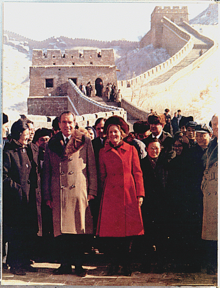 Richard et Pat Nixon sur la Grande Muraille de Chine entourés de Chinois. Au second plan, la Muraille.