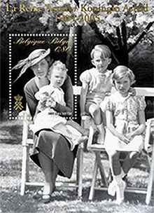 photo de la reine Astrid avec ses trois enfants.