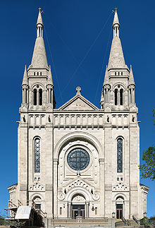 Photographie de la façade de la cathédrale Saint-Joseph de Sioux Falls.