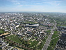 Vue aérienne sur le stade, avec la rocade de Rennes à ses côtés.